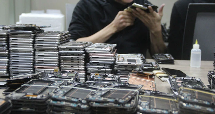 Los precios de las pantallas LCD del iPhone se están polarizando en 2026: por qué los talleres de reparación están volviendo a usar pantallas originales reacondicionadas